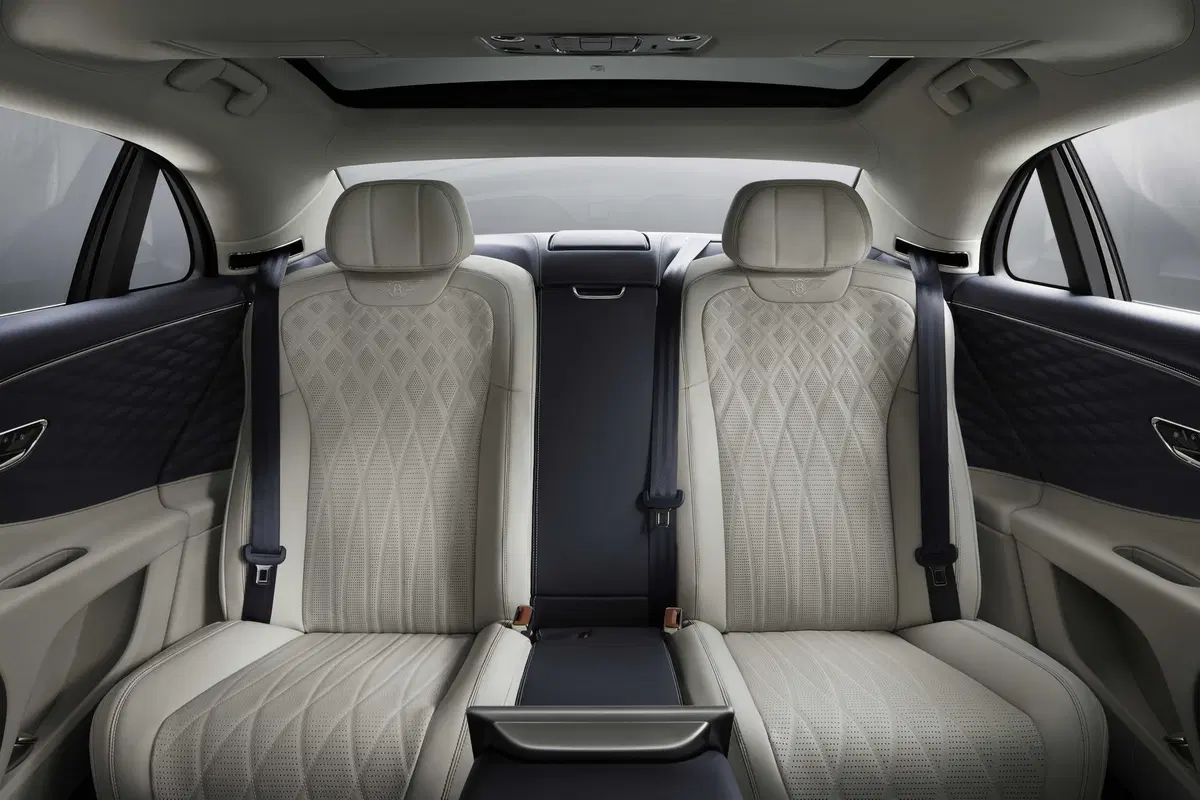 Bentley Flying Spur 2019: foto e dati della nuova limousine inglese (14)