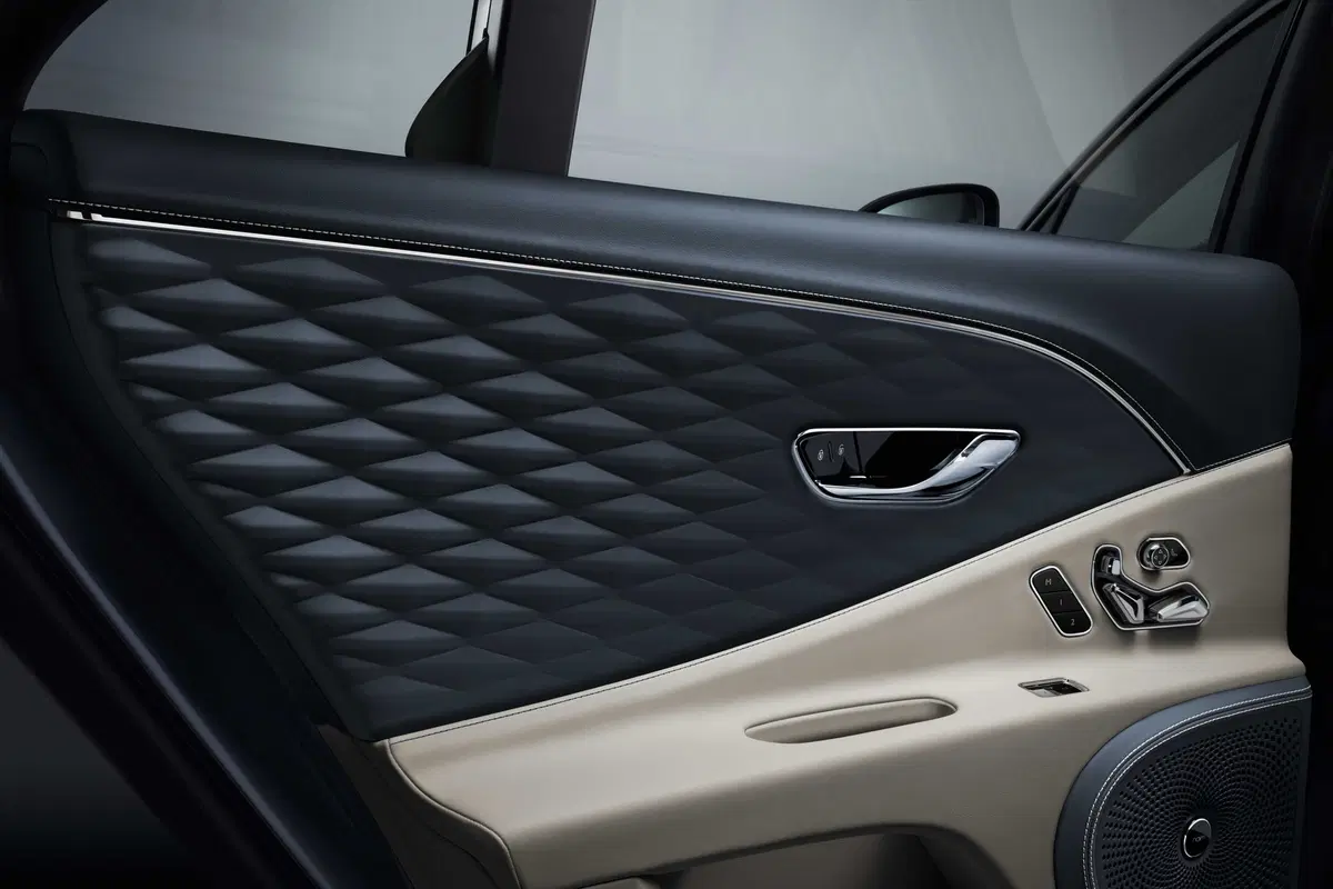 Bentley Flying Spur 2019: foto e dati della nuova limousine inglese (17)