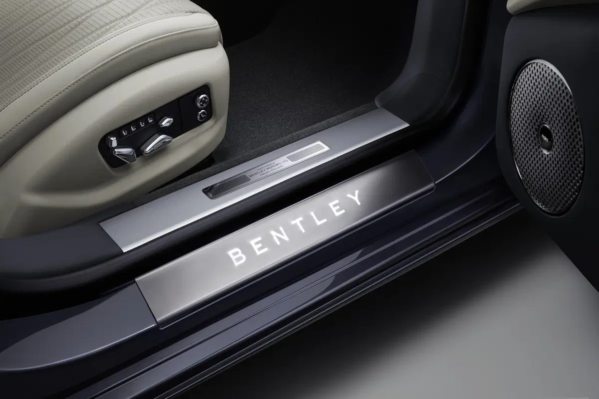 Bentley Flying Spur 2019: foto e dati della nuova limousine inglese (18)