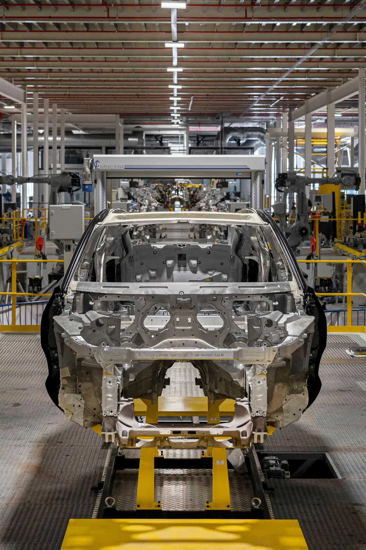 Aston Martin DBX: prodotti i primi esemplari (11)