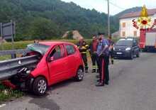 Auto trapassata dal guardrail, conducente ferito ad un braccio