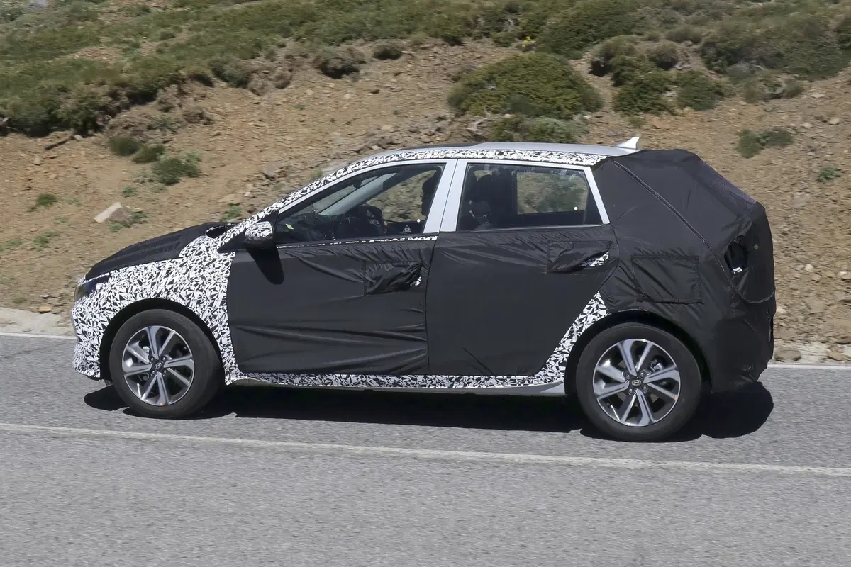 Hyundai i20: avvistata la nuova generazione [Foto spia] (2)