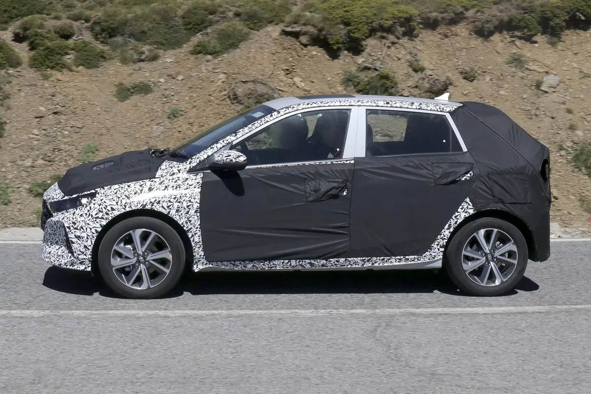 Hyundai i20: avvistata la nuova generazione [Foto spia] (9)