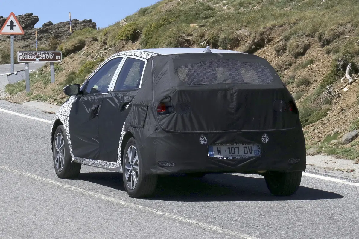 Hyundai i20: avvistata la nuova generazione [Foto spia] (12)