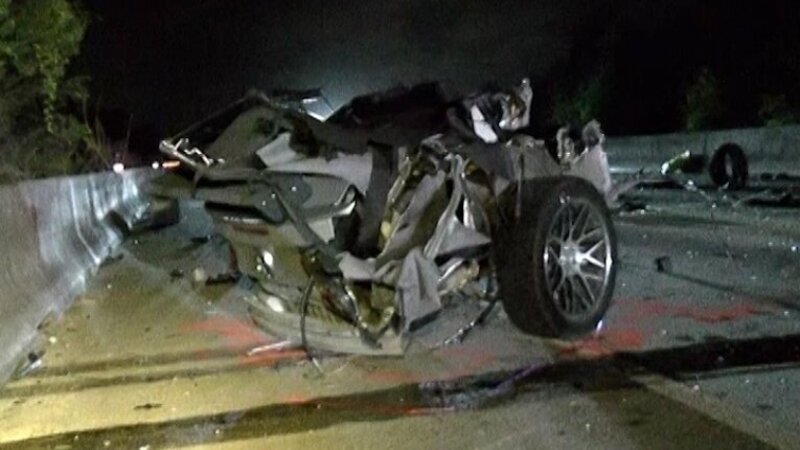 Tremendo incidente mortale nella contea di Montgomery, Texas: Ford Mustang si spezza in due parti [video]