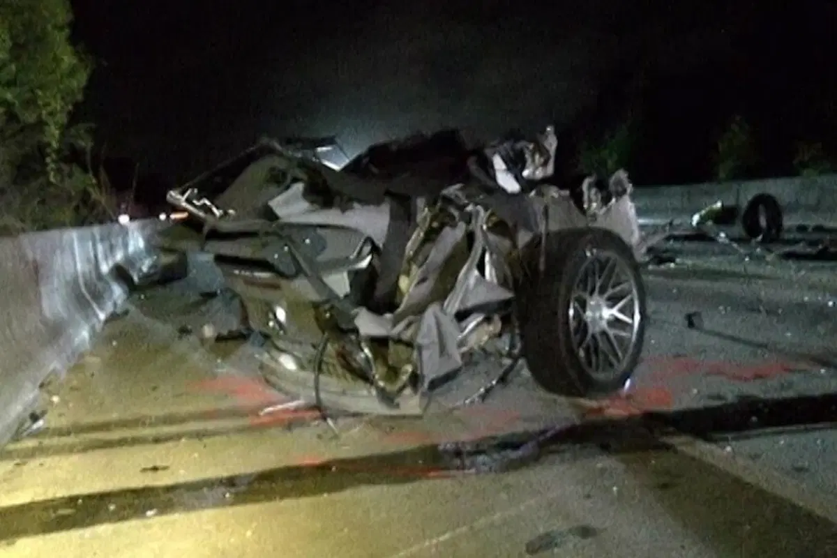 Tremendo incidente mortale nella contea di Montgomery, Texas: Ford Mustang si spezza in due parti [video]