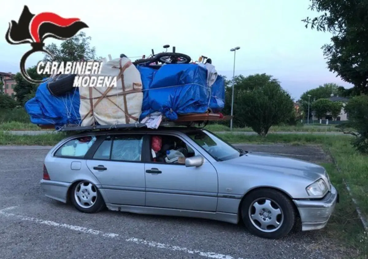 Porta camera da letto sul tetto dell'auto per 700 km. Patente ritirata