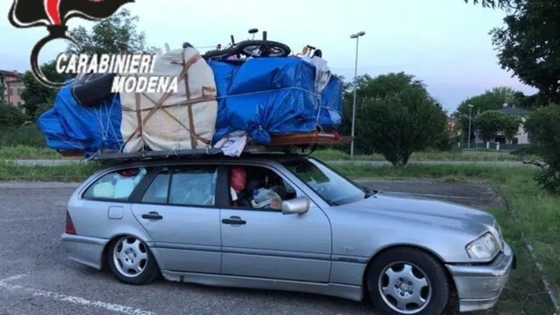 Porta camera da letto sul tetto dell'auto per 700 km. Patente ritirata