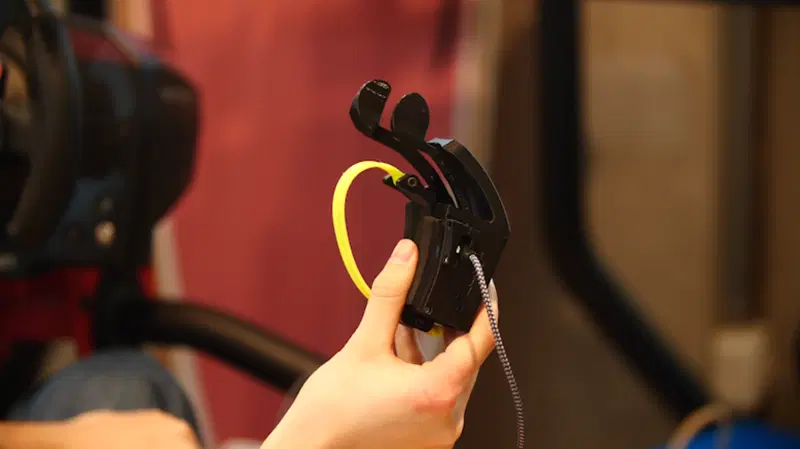 Dimensioni contenute, bracciale regolabile su 4 posizioni e prezzo accessibile. L'hand controller &egrave; plug and play su PC grazie al cavo USB dedicato