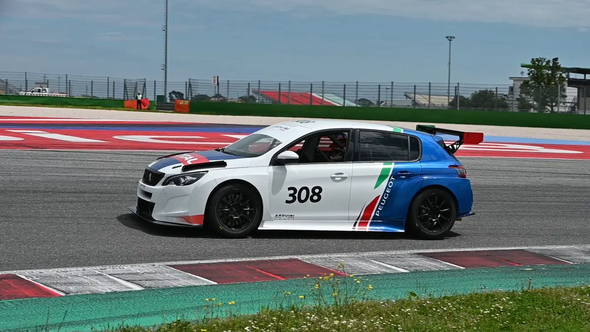 Peugeot 308 TCR, debutto a Adria (2)