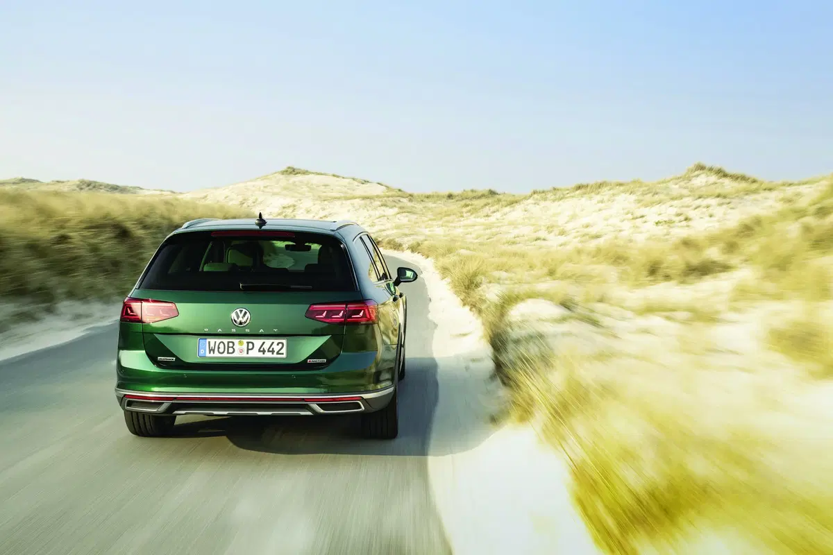 Volkswagen Passat Variant 2019. Diesel, benzina e anche ibrido GTE  (6)