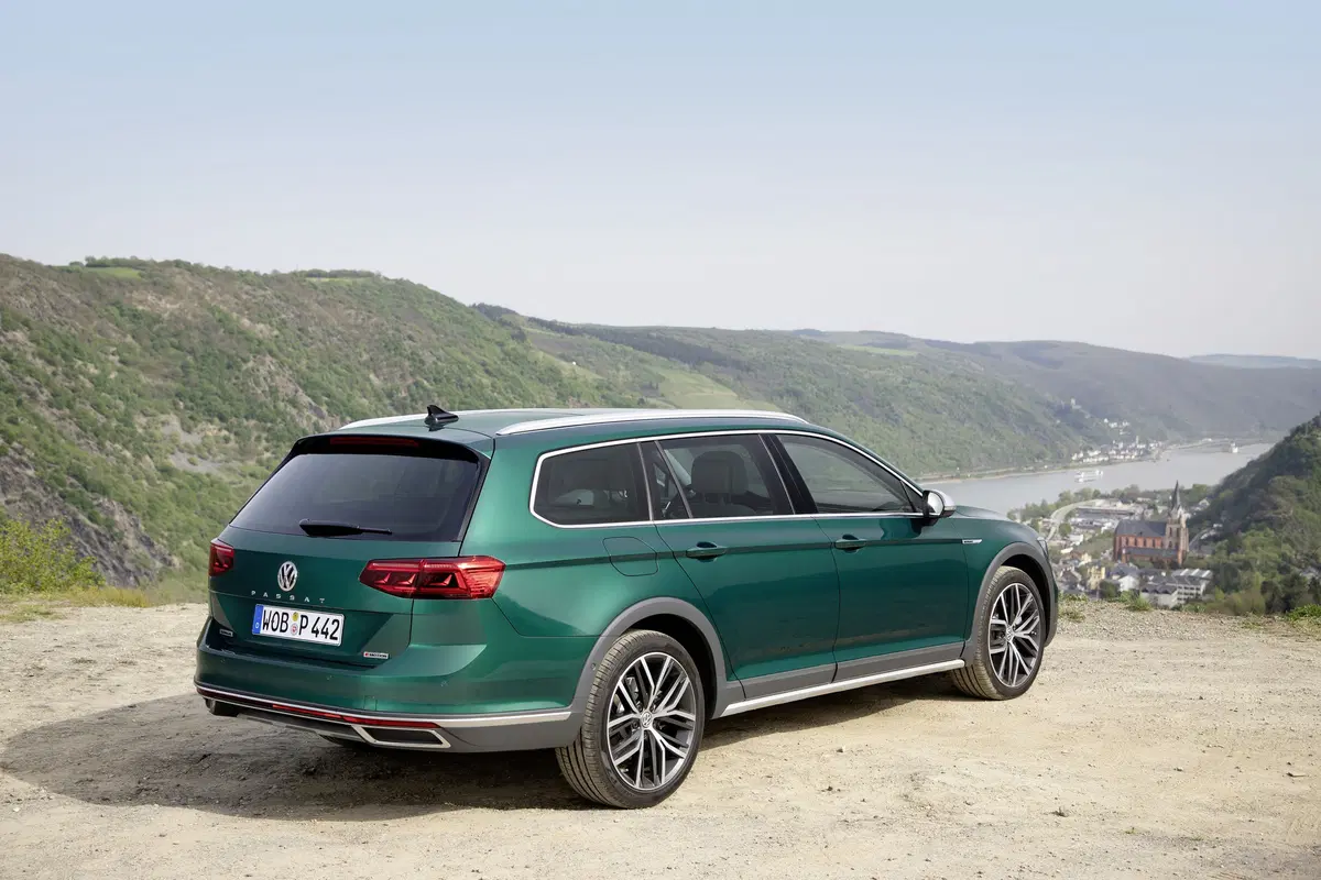Volkswagen Passat Variant 2019. Diesel, benzina e anche ibrido GTE  (4)