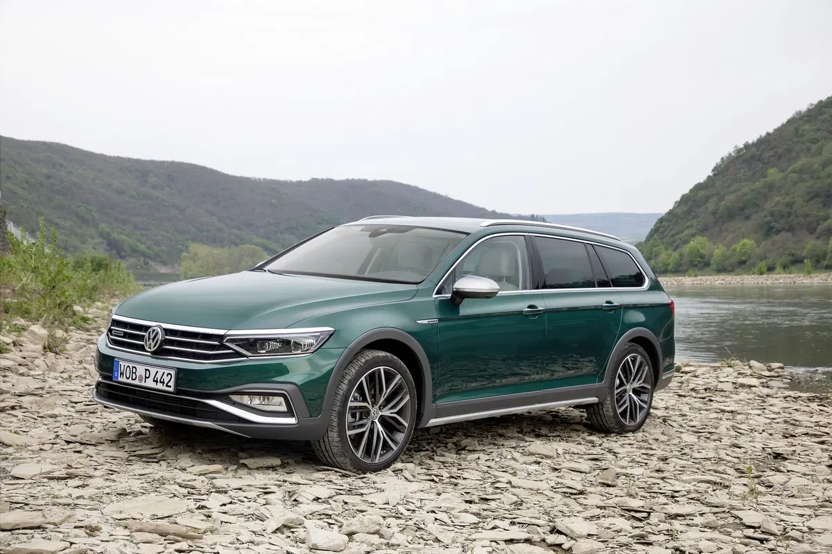Volkswagen Passat Variant 2019. Diesel, benzina e anche ibrido GTE  (7)