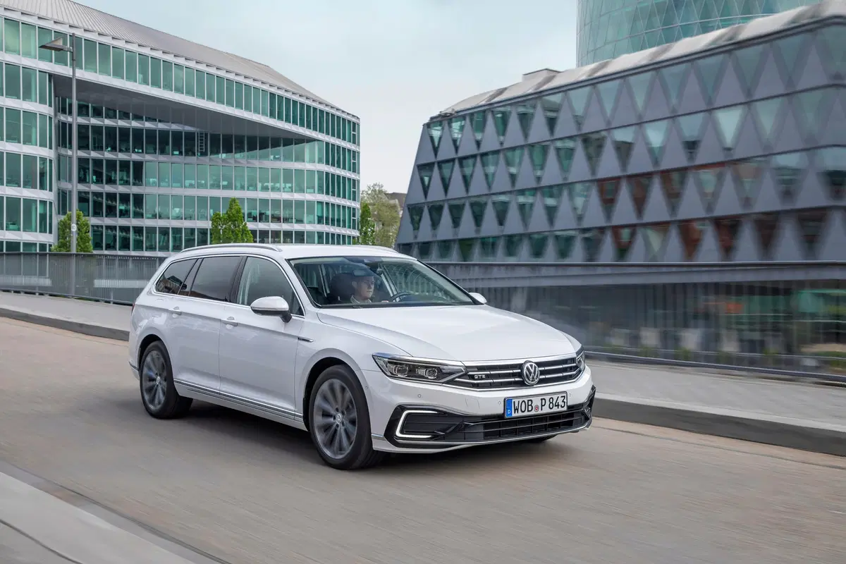 Volkswagen Passat Variant 2019. Diesel, benzina e anche ibrido GTE  (22)