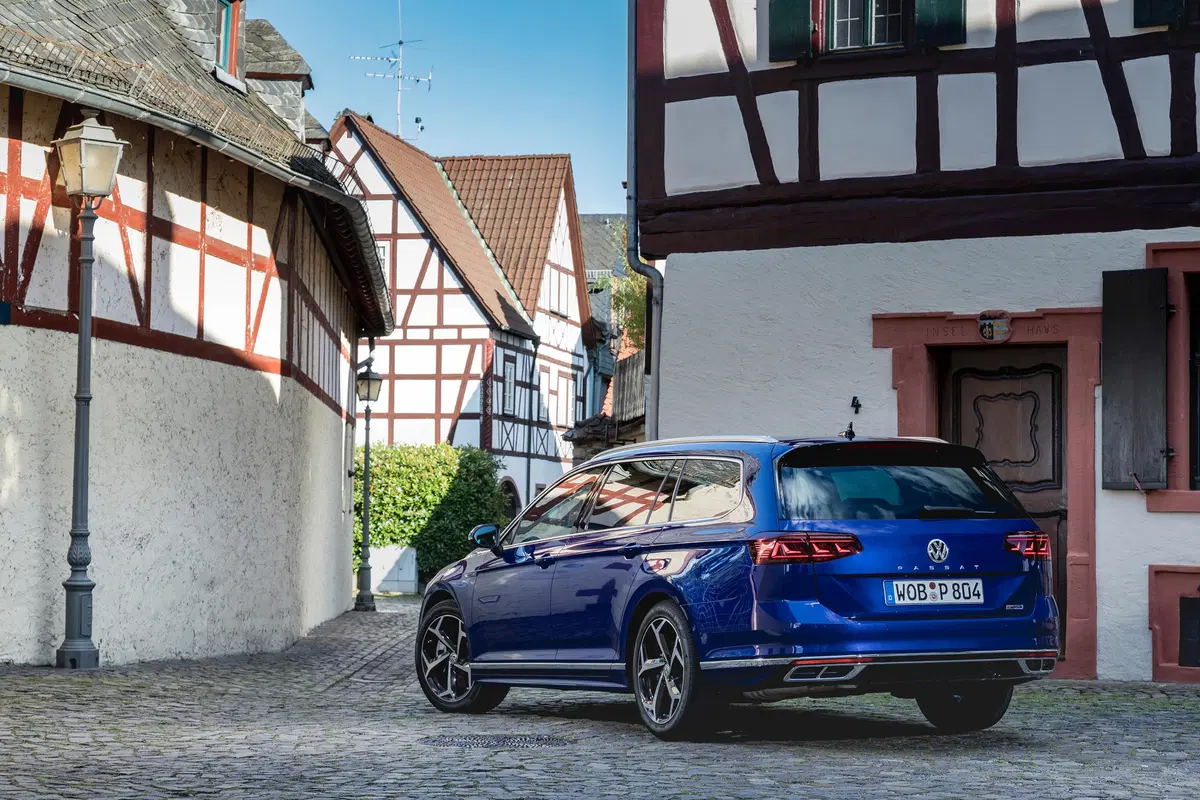 Volkswagen Passat Variant 2019. Diesel, benzina e anche ibrido GTE  (20)