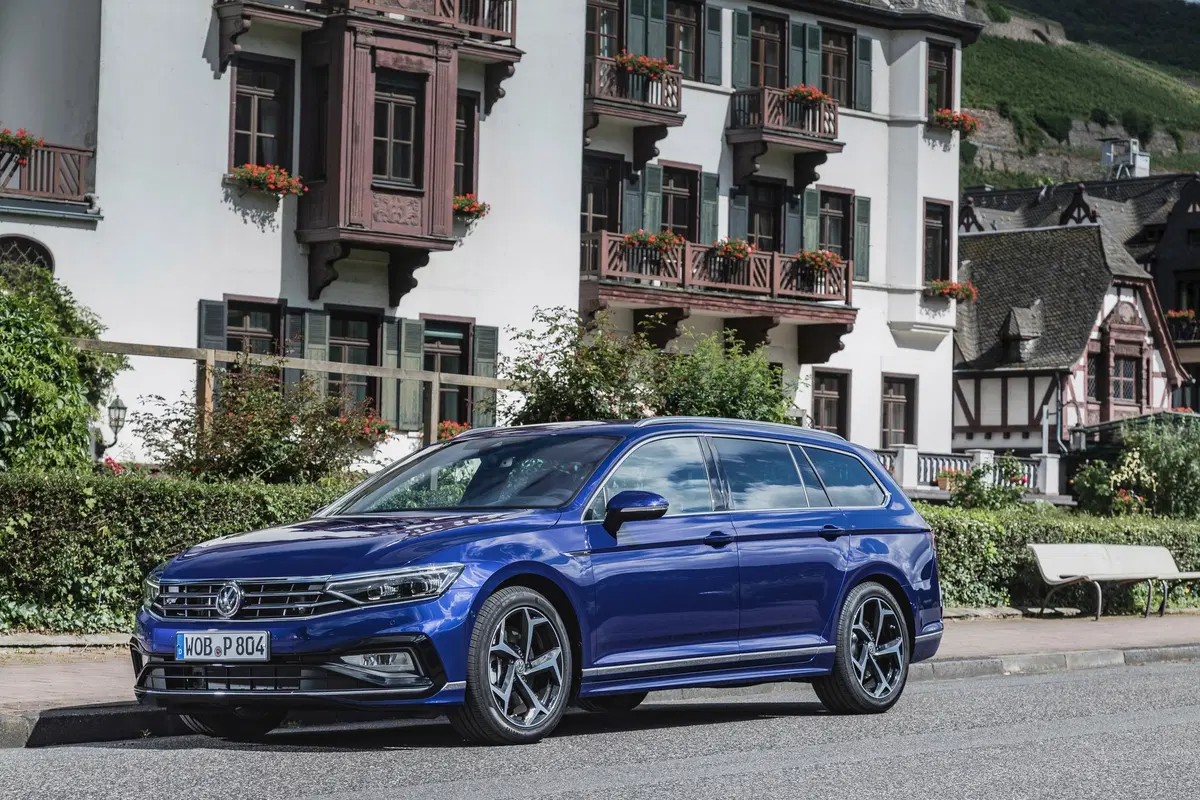 Volkswagen Passat Variant 2019. Diesel, benzina e anche ibrido GTE  (21)
