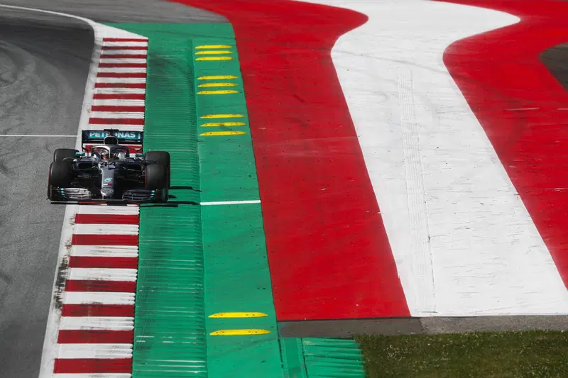 Lewis Hamilton scatter&agrave; dalla quarta posizione in Austria
