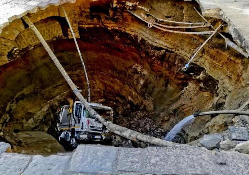 Casoria, si apre voragine per strada: inghiottito camion dei rifiuti