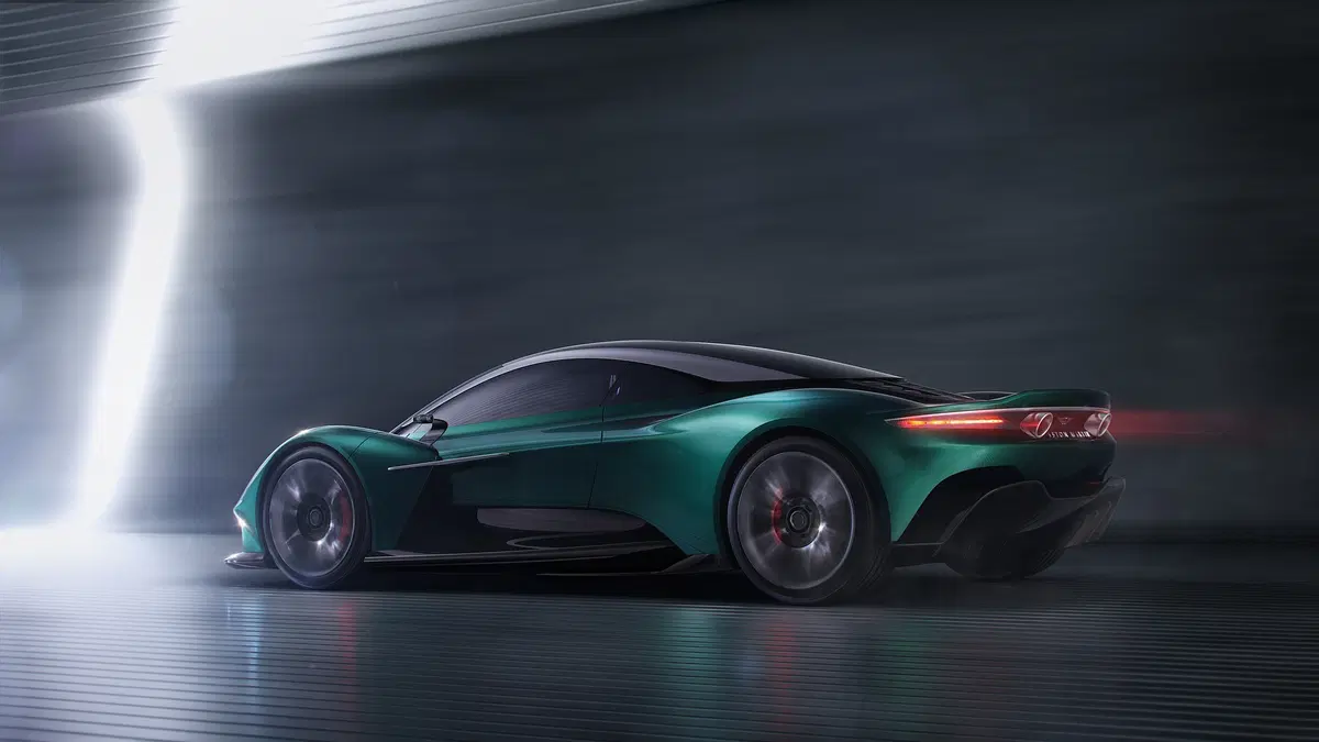 Aston Martin Vanquish: avrà il cambio manuale! (12)