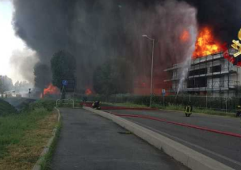 Vicenza, gigantesco rogo in un&#039;azienda di vernici: chiusa l&#039;Autostrada A4 [Video]