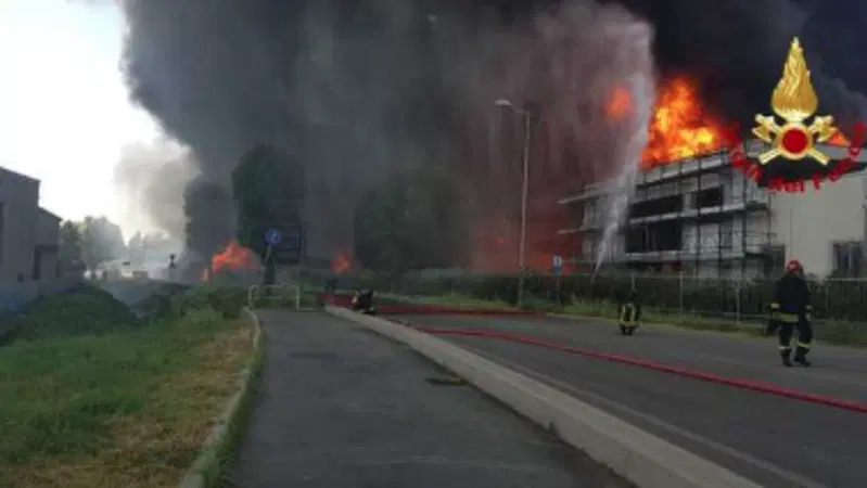 Vicenza, gigantesco rogo in un'azienda di vernici: chiusa l'Autostrada A4 [Video]