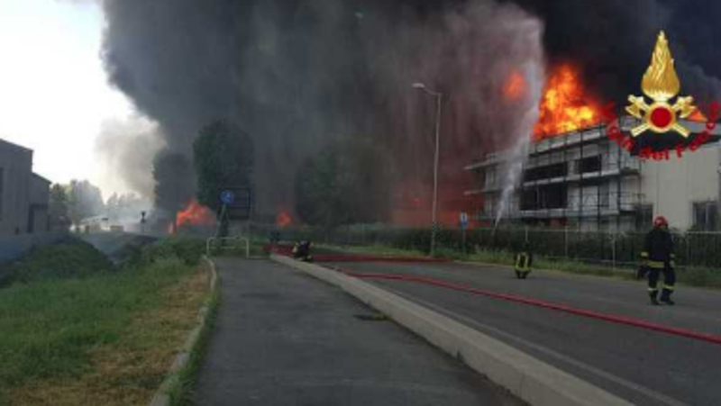 Vicenza, gigantesco rogo in un&#039;azienda di vernici: chiusa l&#039;Autostrada A4 [Video]