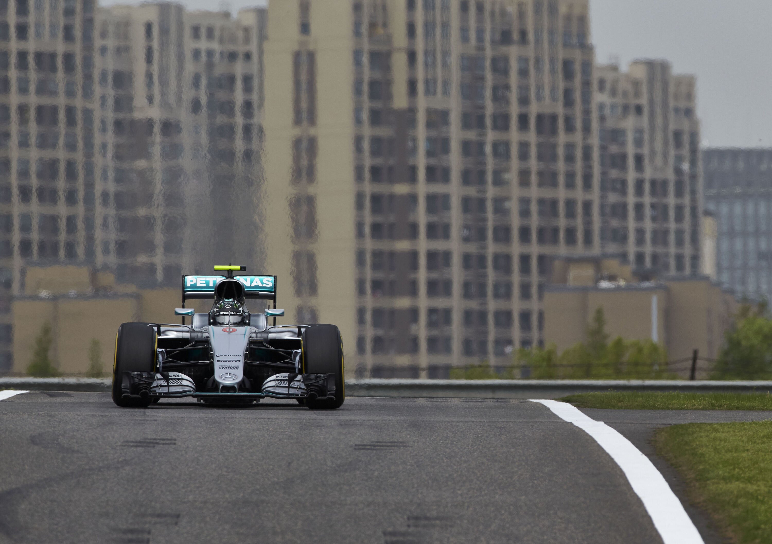 F1, Gp Cina 2016: pole per Rosberg. Raikkonen terzo