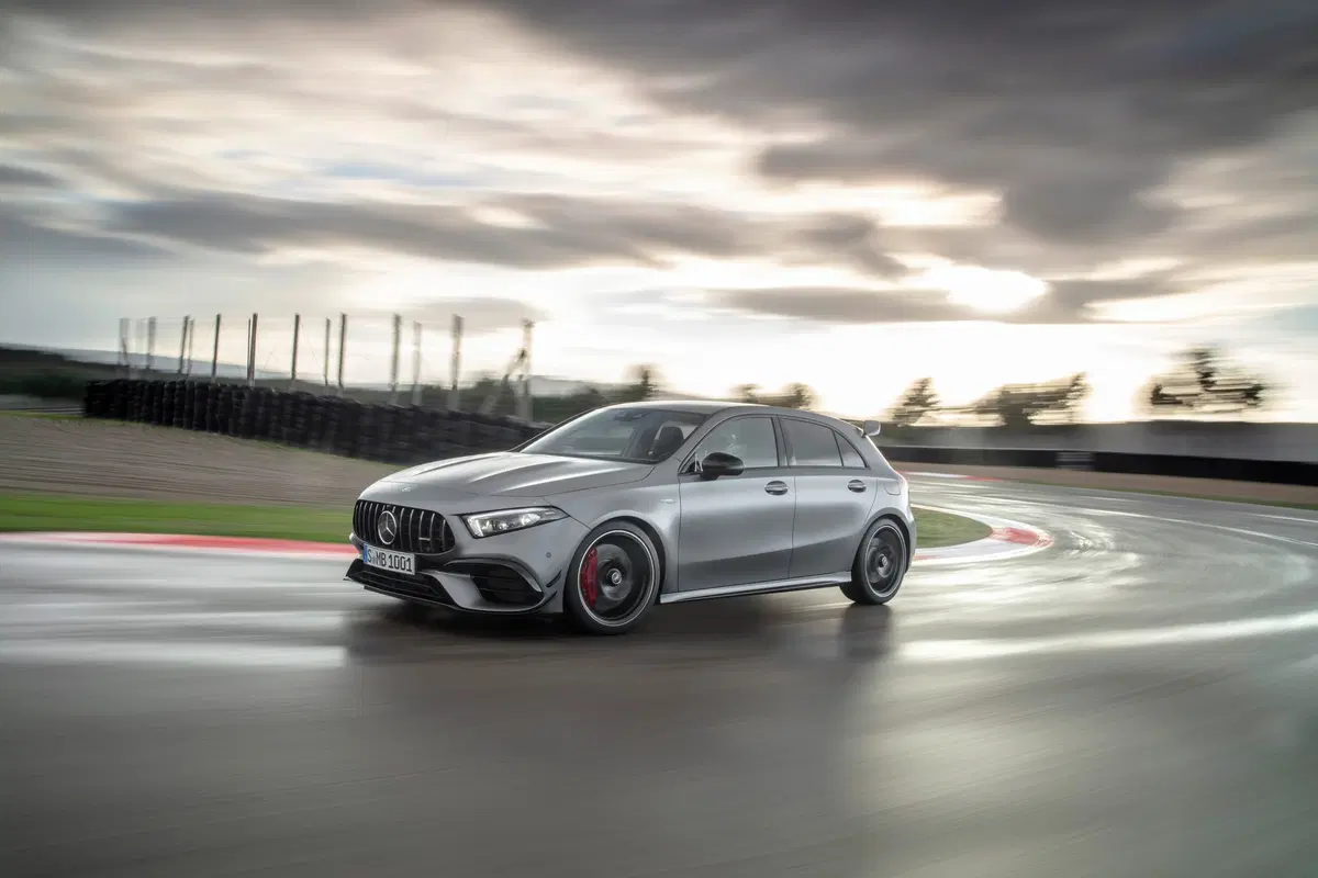 Mercedes-AMG A 45 e CLA 45, svelate le compatte (2)