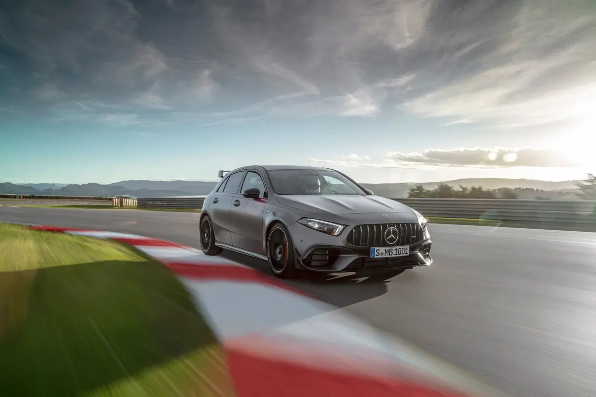 Mercedes-AMG A 45 e CLA 45, svelate le compatte (3)