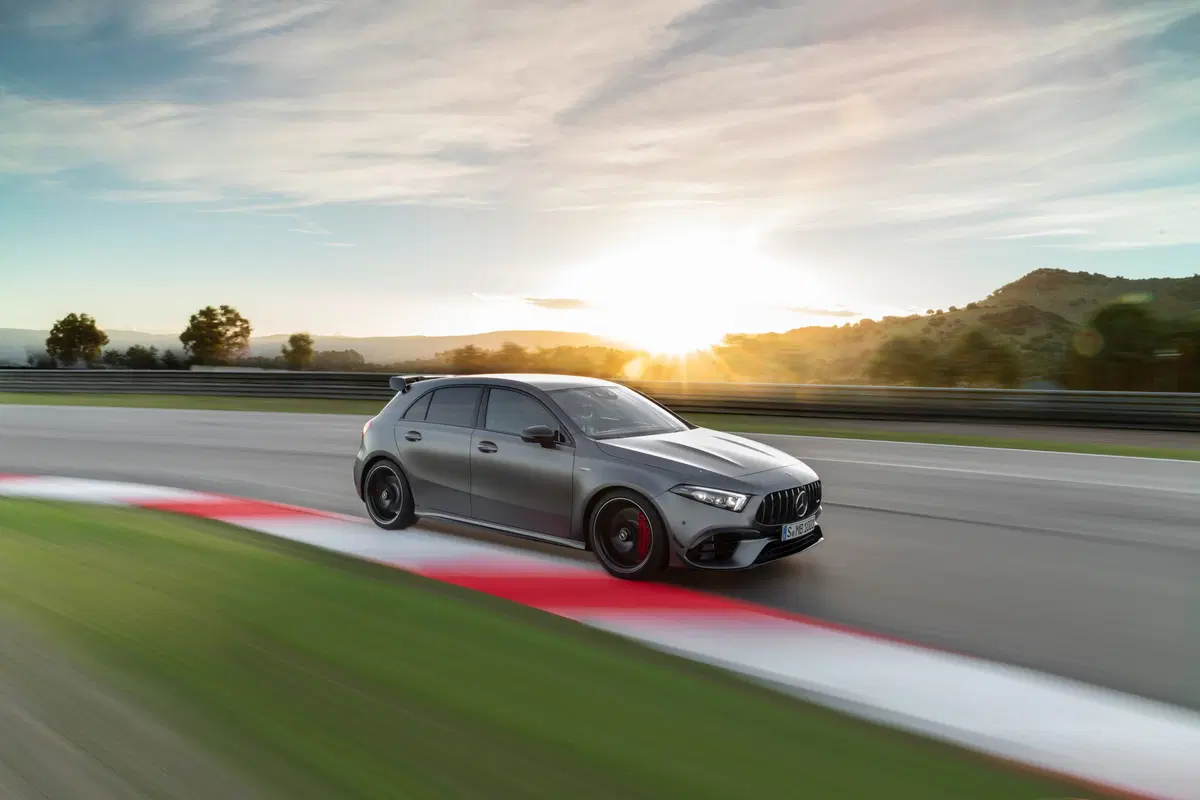 Mercedes-AMG A 45 e CLA 45, svelate le compatte (4)