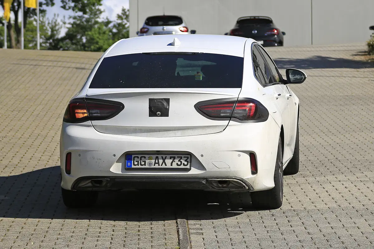 Opel Insignia restyling, le foto spia  (3)