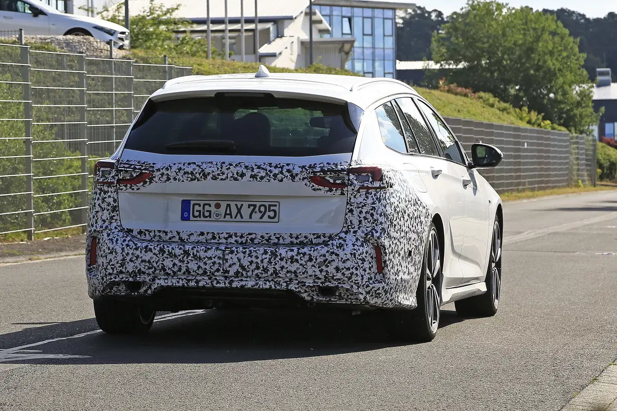 Opel Insignia restyling, le foto spia  (6)