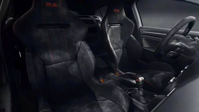 Gli interni. La RS Trophy R non ha i sedili posteriori. Quelli anteriori sono dei Sabelt rivestiti in Alcantara con guscio in fibra di carbonio