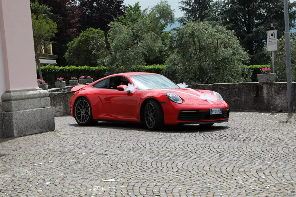 La 911 (992) viaggia pacatamente in modalit&agrave; Normal, senza sfruttare i 450 CV e fare urlare gli scarichi del suo 6 cilindri boxer