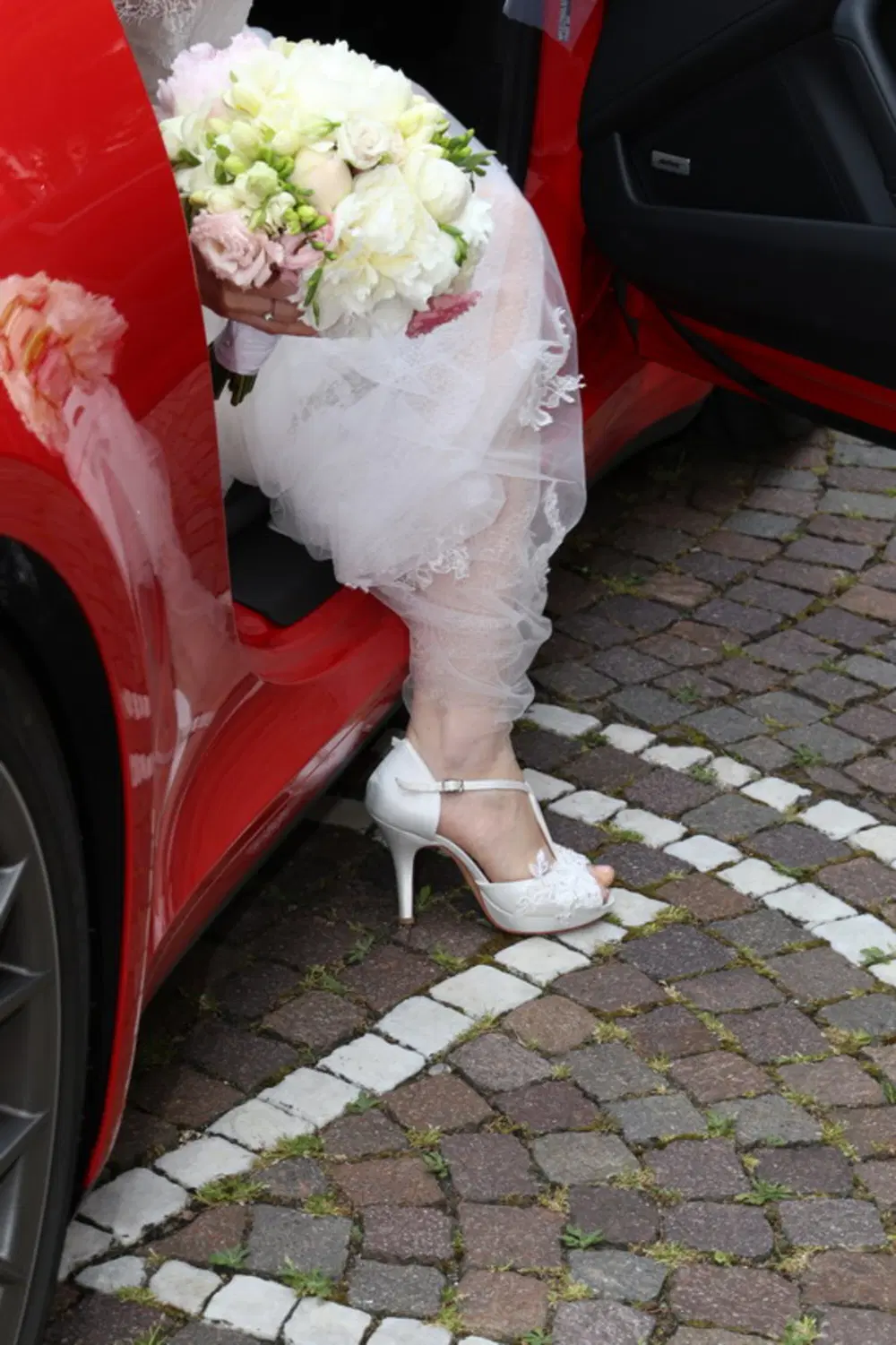 Quando attendi la tua promessa sposa in chiesa e avverti con giusto anticipo l'arrivo, grazie al rombo del 6 cilindri 3.0 Porsche