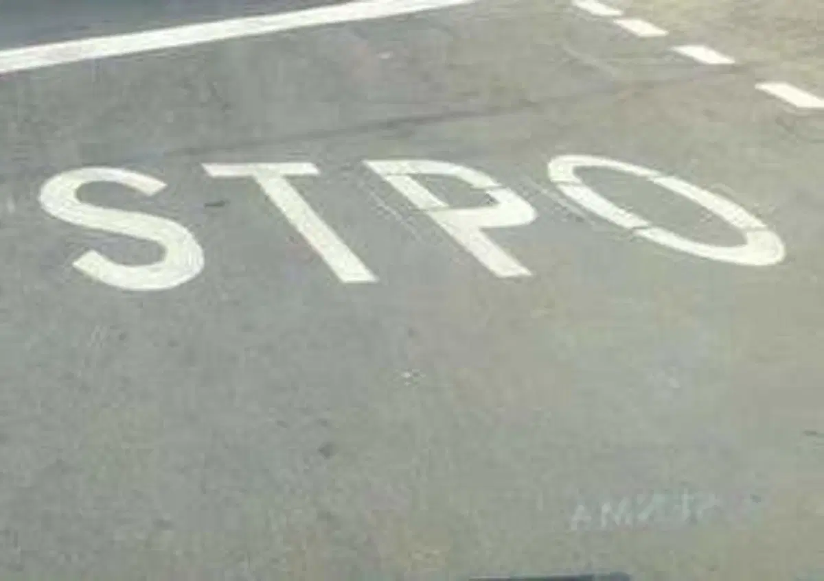 "Stpo" al posto di stop: la segnaletica diventa virale
