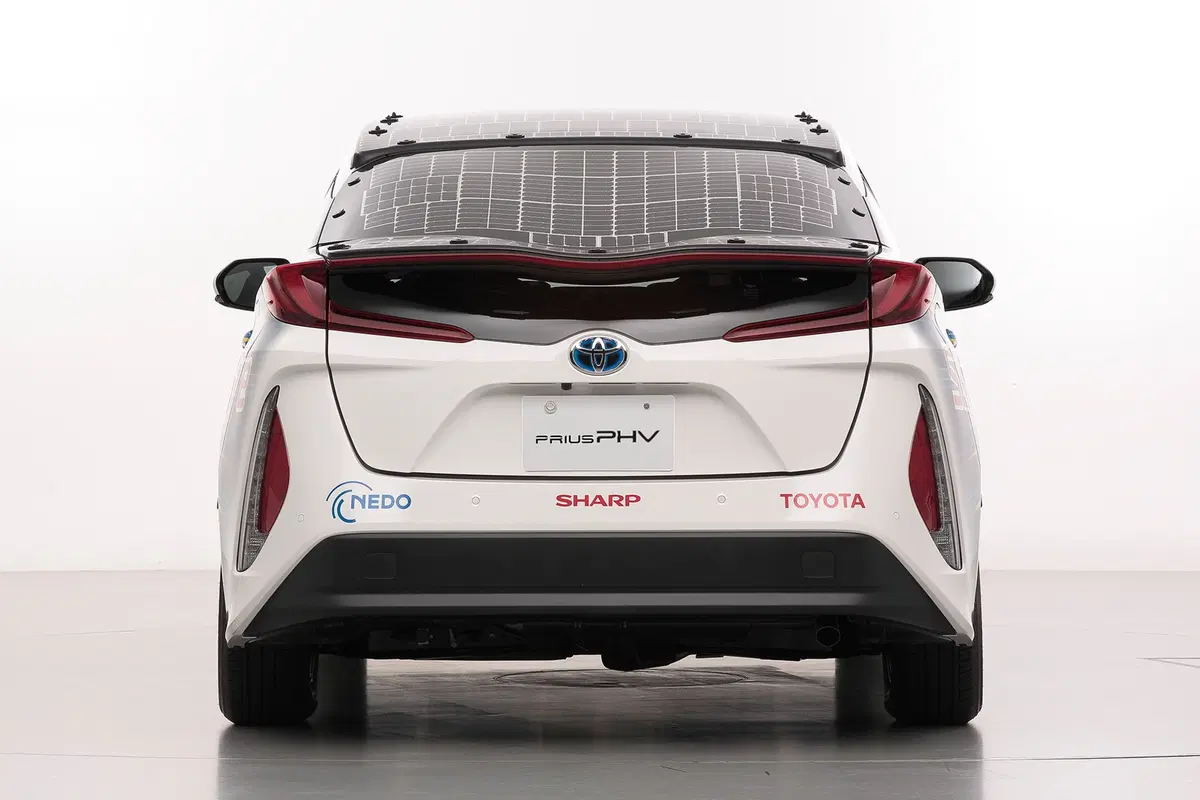 Toyota Prius PHEV, con i pannelli solari Sharp guadagna 44 km di autonomia (2)