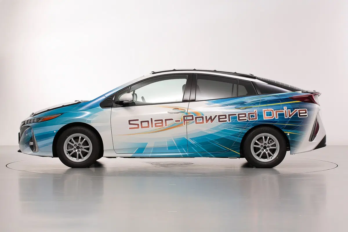 Toyota Prius PHEV, con i pannelli solari Sharp guadagna 44 km di autonomia (3)