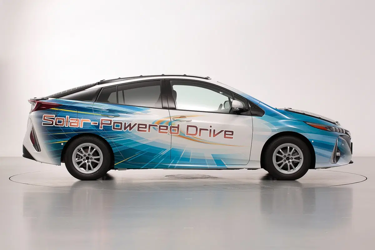 Toyota Prius PHEV, con i pannelli solari Sharp guadagna 44 km di autonomia (4)