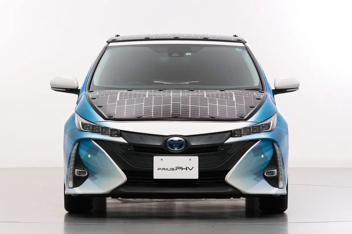 Toyota Prius PHEV, con i pannelli solari Sharp guadagna 44 km di autonomia