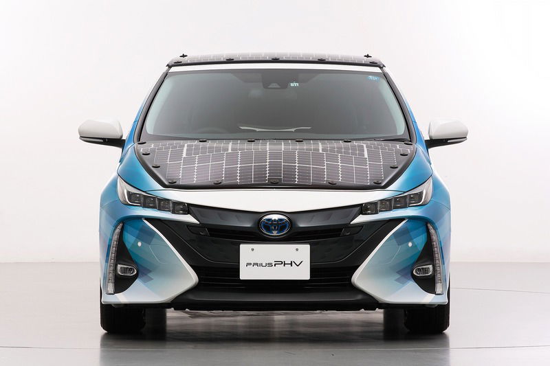 Toyota Prius PHEV, con i pannelli solari Sharp guadagna 44 km di autonomia