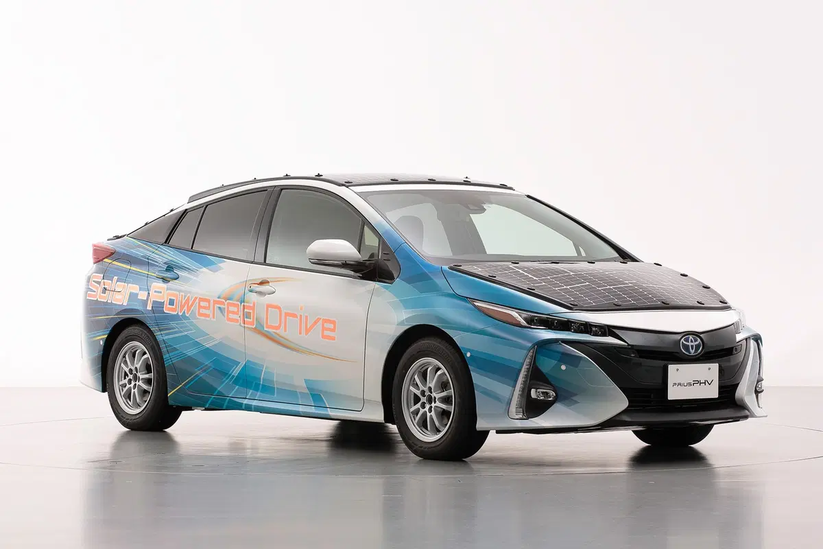 Toyota Prius PHEV, con i pannelli solari Sharp guadagna 44 km di autonomia (5)