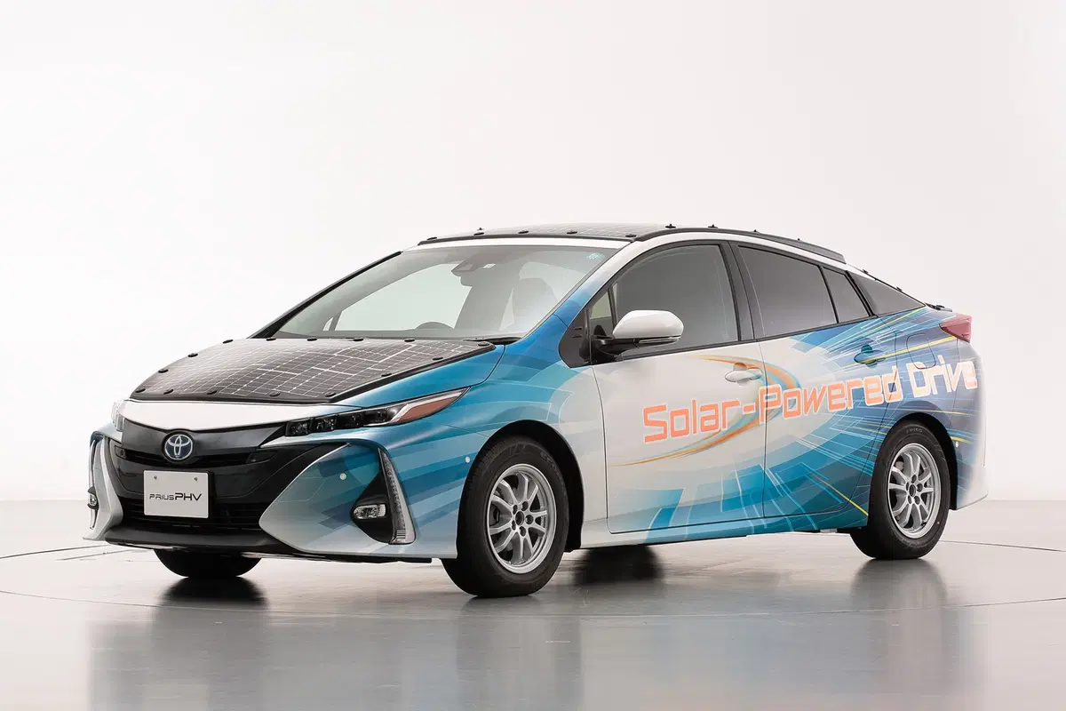 Toyota Prius PHEV, con i pannelli solari Sharp guadagna 44 km di autonomia (6)