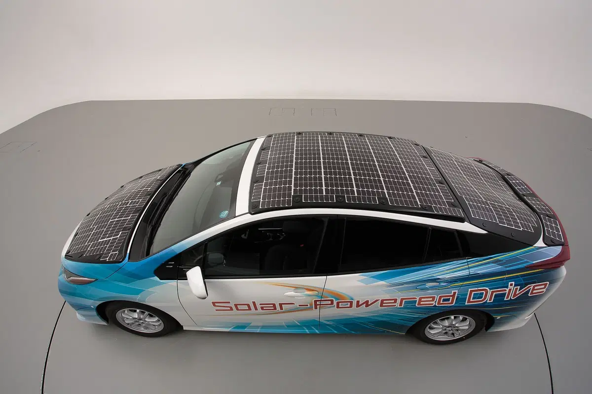 Toyota Prius PHEV, con i pannelli solari Sharp guadagna 44 km di autonomia (7)