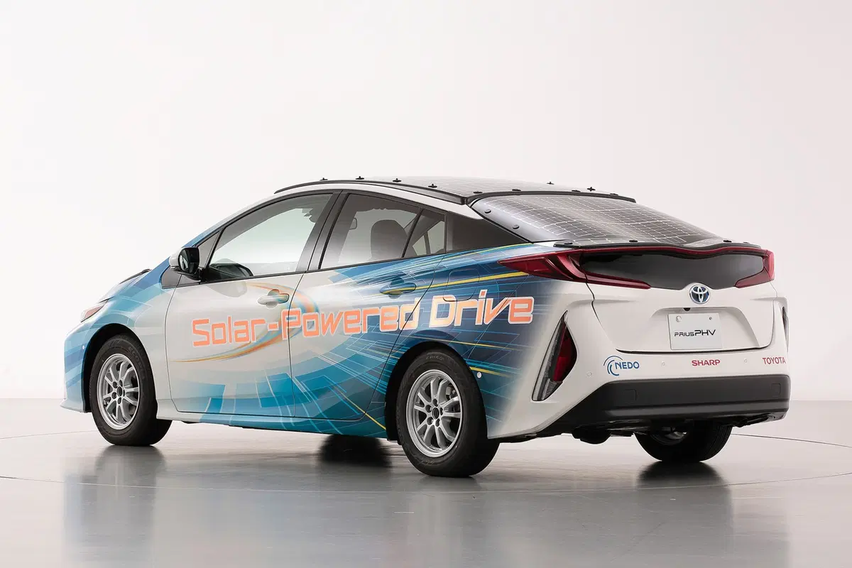 Toyota Prius PHEV, con i pannelli solari Sharp guadagna 44 km di autonomia (8)