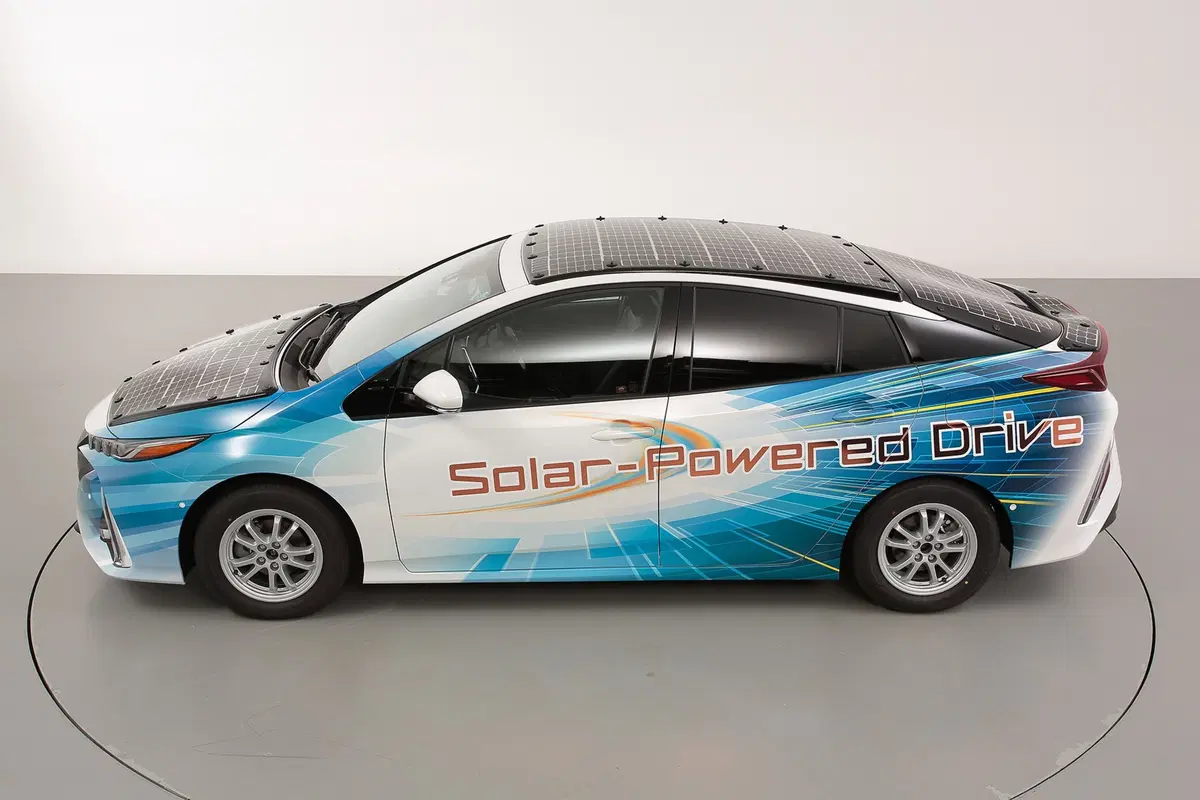 Toyota Prius PHEV, con i pannelli solari Sharp guadagna 44 km di autonomia (10)