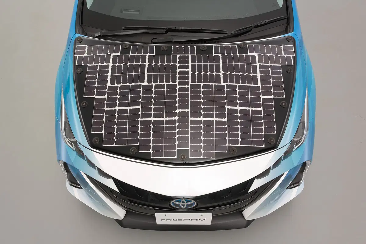 Toyota Prius PHEV, con i pannelli solari Sharp guadagna 44 km di autonomia (11)