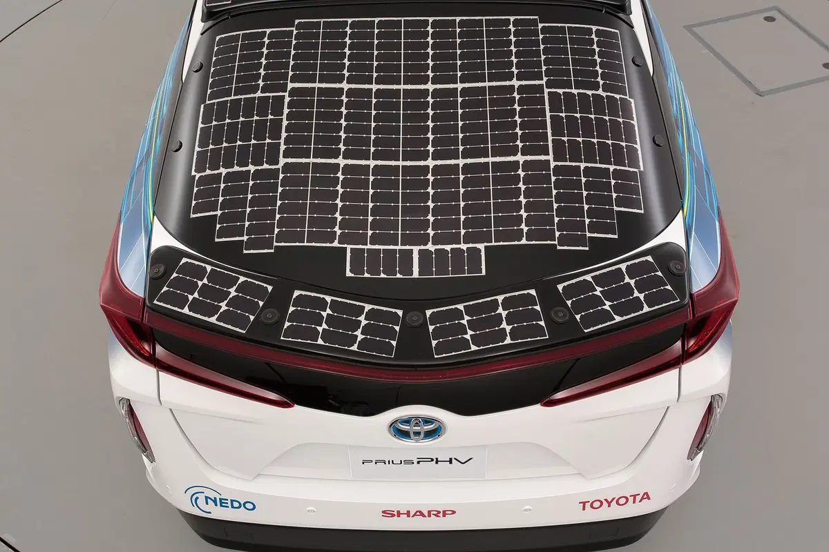Toyota Prius PHEV, con i pannelli solari Sharp guadagna 44 km di autonomia (12)