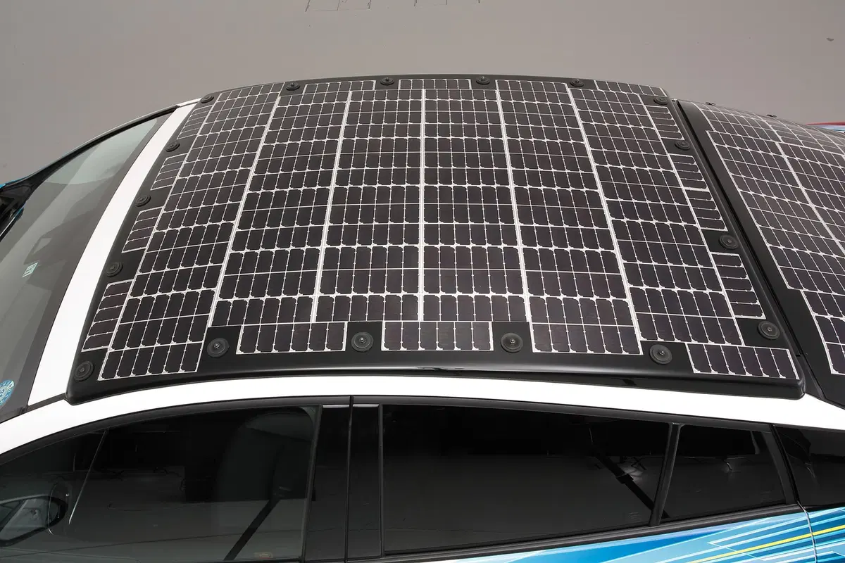 Toyota Prius PHEV, con i pannelli solari Sharp guadagna 44 km di autonomia (13)