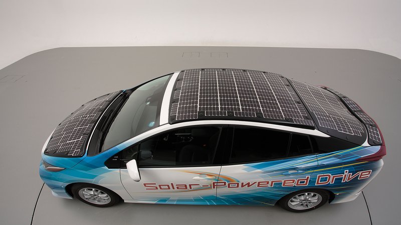 Toyota Prius PHEV, con i pannelli solari Sharp guadagna 44 km di autonomia